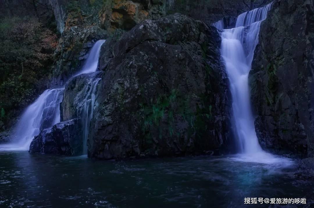 云南财经大学东门小游园:很有书香味