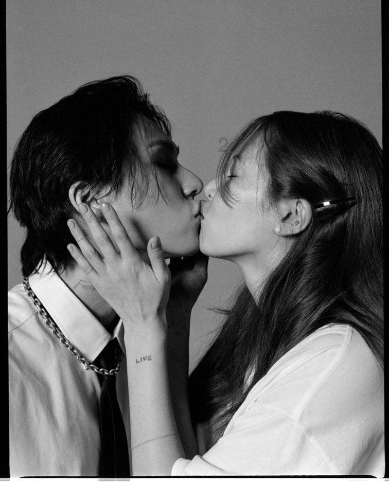 《向往4》想吃椰子，用拖鞋扔，有谁注意最后四人的脚？暴露地位